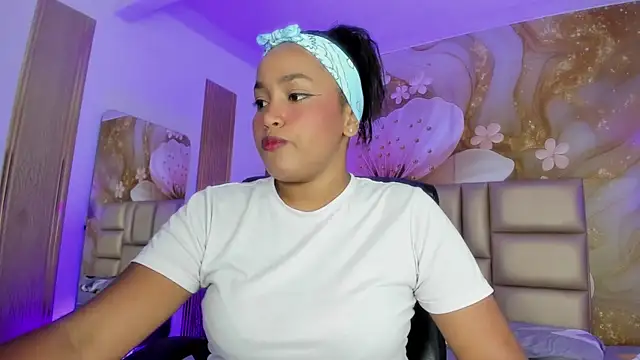 NahomiWalker  online show from December 4, 2025, 7:22 pm