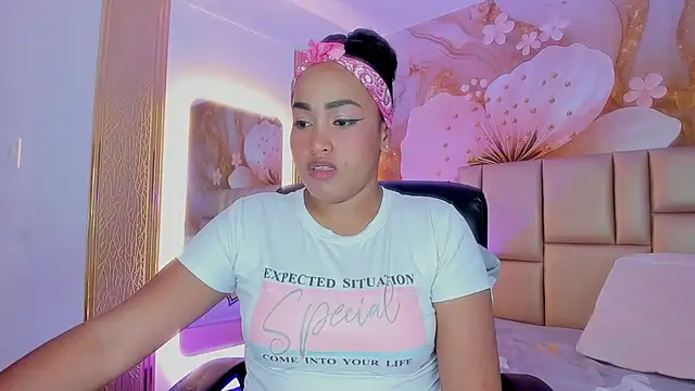 NahomiWalker  online show from December 5, 2025, 7:32 pm