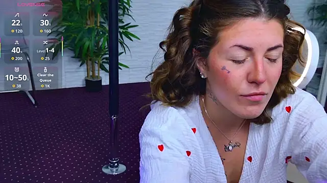 IvorySwan online show from November 23, 2025, 5:40 am