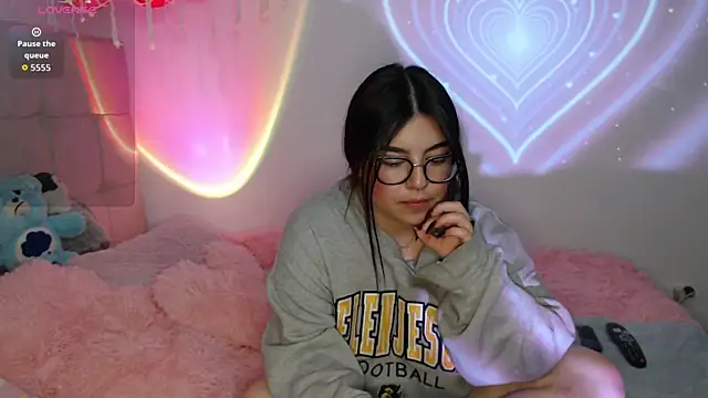 Snapshot of Ayleen_Honey chatting on October 23, 2025, 9:35 pm Ayleen Honey online show from October 23, 2025, 9:35 pm