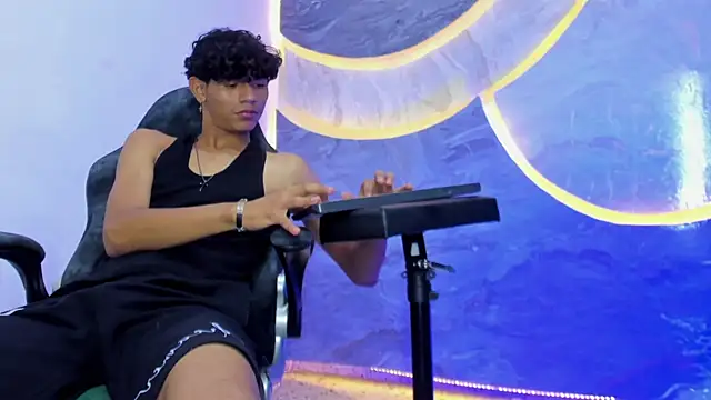 Sex Boy 33  online show from November 7, 2025, 3:50 am