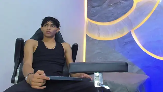 Sex Boy 33  online show from November 10, 2025, 4:11 am