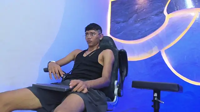 Sex Boy 33  online show from November 23, 2025, 5:07 am