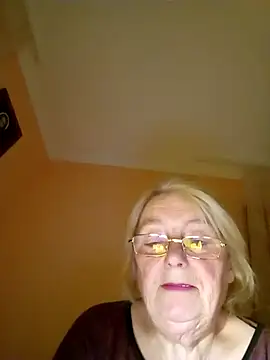 AmyLove353 online show from October 31, 2025, 8:43 pm