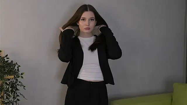 LonnaSkar online show from October 30, 2025, 7:58 pm