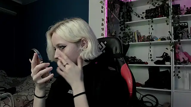 Snapshot of Holy_Mistress_S chatting on November 8, 2025, 9:31 am Holy Mistress S online show from November 8, 2025, 9:31 am