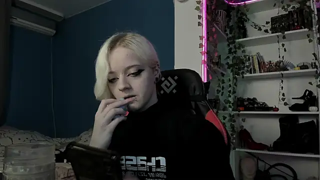 Snapshot of Holy_Mistress_S chatting on November 9, 2025, 9:29 am Holy Mistress S online show from November 9, 2025, 9:29 am