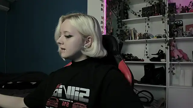 Snapshot of Holy_Mistress_S chatting on November 12, 2025, 8:59 am Holy Mistress S online show from November 12, 2025, 8:59 am