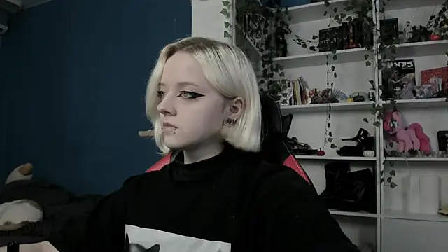 Snapshot of Holy_Mistress_S chatting on November 15, 2025, 9:17 am Holy Mistress S online show from November 15, 2025, 9:17 am