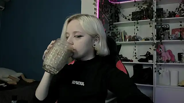 Snapshot of Holy_Mistress_S chatting on November 18, 2025, 9:25 am Holy Mistress S online show from November 18, 2025, 9:25 am