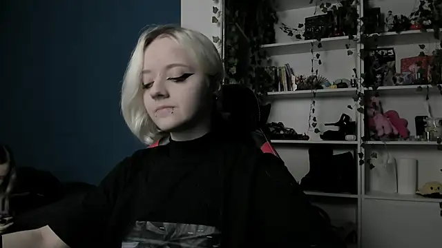 Snapshot of Holy_Mistress_S chatting on November 21, 2025, 9:19 am Holy Mistress S online show from November 21, 2025, 9:19 am