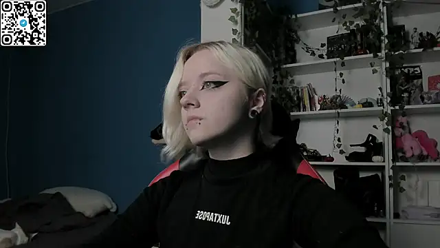 Snapshot of Holy_Mistress_S chatting on November 28, 2025, 10:18 am Holy Mistress S online show from November 28, 2025, 10:18 am