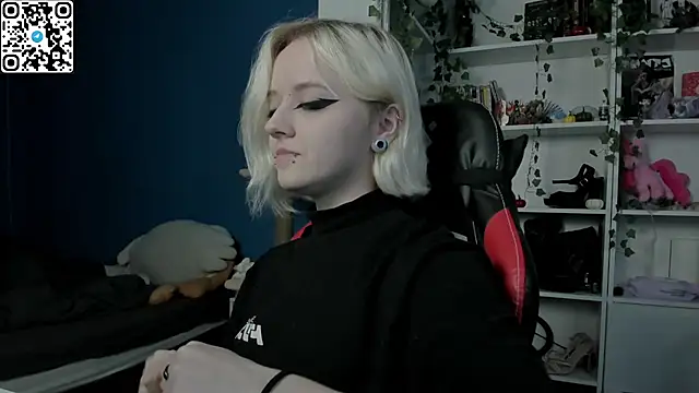 Snapshot of Holy_Mistress_S chatting on November 30, 2025, 9:35 am Holy Mistress S online show from November 30, 2025, 9:35 am