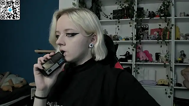 Snapshot of Holy_Mistress_S chatting on December 3, 2025, 9:18 am Holy Mistress S online show from December 3, 2025, 9:18 am