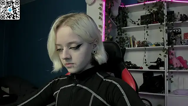 Snapshot of Holy_Mistress_S chatting on December 5, 2025, 10:13 am Holy Mistress S online show from December 5, 2025, 10:13 am