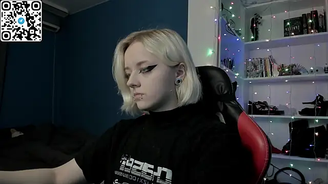 Snapshot of Holy_Mistress_S chatting on December 16, 2025, 9:36 am Holy Mistress S online show from December 16, 2025, 9:36 am