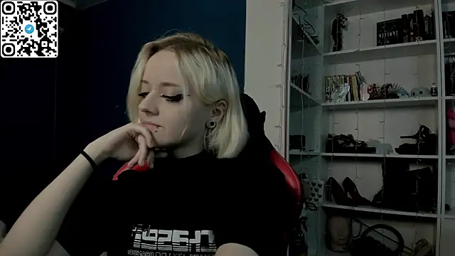 Snapshot of Holy_Mistress_S chatting on December 17, 2025, 10:10 am Holy Mistress S online show from December 17, 2025, 10:10 am