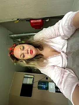 Snapshot of _GloriaLowe_ chatting on October 28, 2025, 7:23 am  GloriaLowe  online show from October 28, 2025, 7:23 am