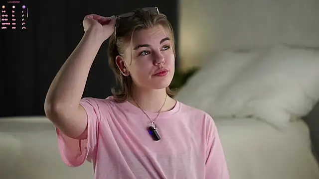 Snapshot of MelodyBaur chatting on December 16, 2025, 12:21 pm MelodyBaur online show from December 16, 2025, 12:21 pm