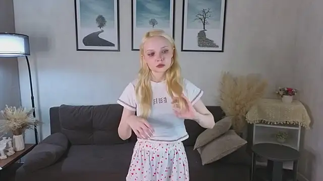 Snapshot of IraYounce chatting on October 29, 2025, 1:19 am IraYounce online show from October 29, 2025, 1:19 am