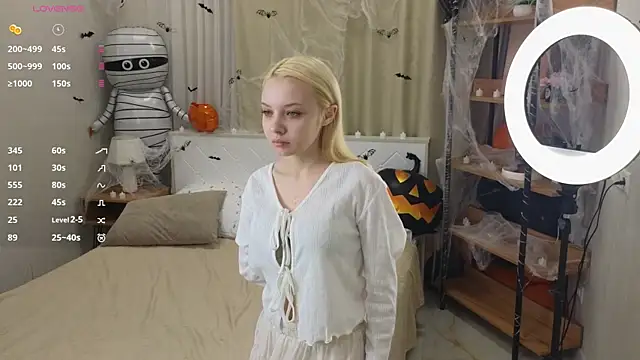 Snapshot of IraYounce chatting on November 4, 2025, 1:05 am IraYounce online show from November 4, 2025, 1:05 am