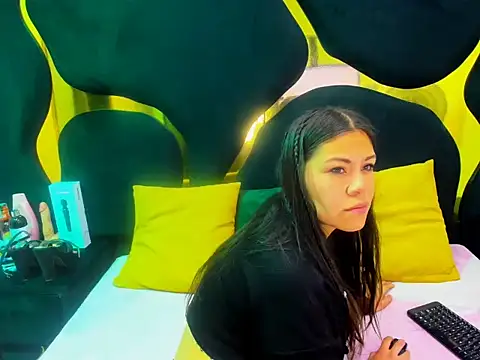 Gianna Johnson online show from December 4, 2025, 2:32 am