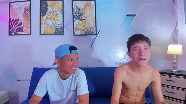 Snapshot of Room_boys_hot chatting on November 6, 2025, 1:17 am Room boys hot online show from November 6, 2025, 1:17 am