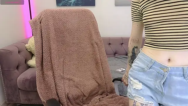 Snapshot of Emma_Kirks chatting on November 14, 2025, 3:11 pm Emma Kirks online show from November 14, 2025, 3:11 pm