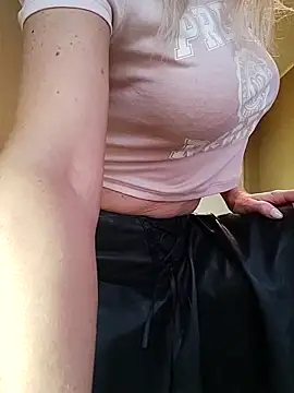 Snapshot of SelinaLovqx chatting on November 21, 2025, 9:52 am SelinaLovqx online show from November 21, 2025, 9:52 am