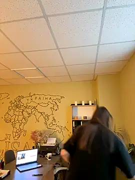 Snapshot of DollyRoma chatting on November 17, 2025, 9:59 am DollyRoma online show from November 17, 2025, 9:59 am