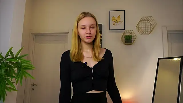 ElissaGlod online show from October 28, 2025, 11:36 am