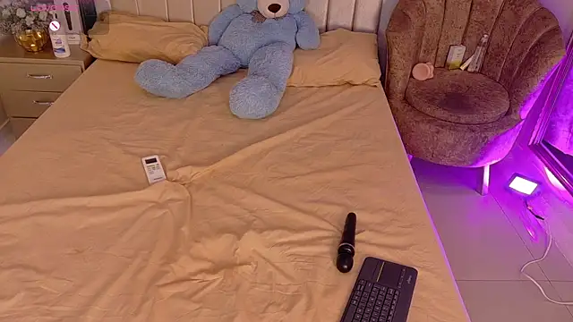 iam nicolle online show from December 4, 2025, 12:47 pm