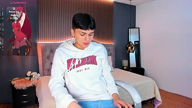 Maxii18  online show from November 3, 2025, 6:53 pm