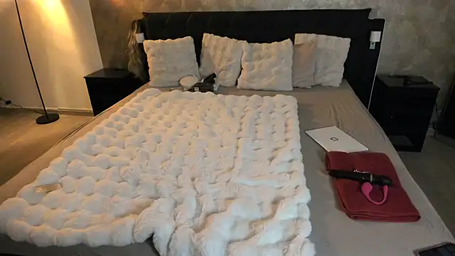 Amanda-JewelzX online show from November 13, 2025, 9:36 pm