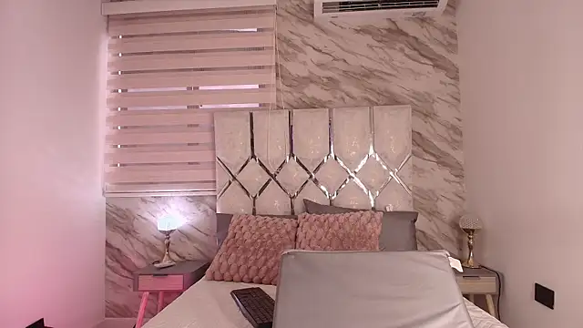 ellisrossi online show from November 13, 2025, 7:24 pm