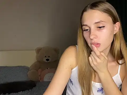 little-girl05 online show from October 28, 2025, 8:00 pm