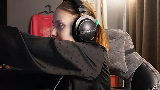 Snapshot of Softixq chatting on November 11, 2025, 5:13 pm Softixq online show from November 11, 2025, 5:13 pm