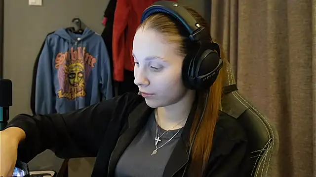 Snapshot of Softixq chatting on November 17, 2025, 3:18 pm Softixq online show from November 17, 2025, 3:18 pm