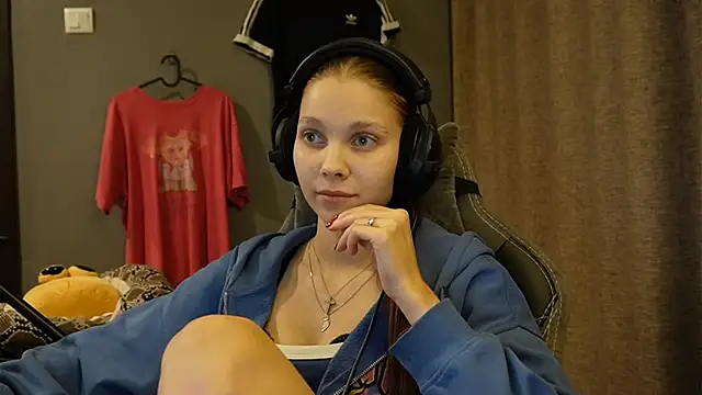 Snapshot of Softixq chatting on November 19, 2025, 3:23 pm Softixq online show from November 19, 2025, 3:23 pm