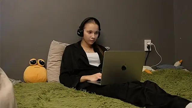 Snapshot of Softixq chatting on November 30, 2025, 3:16 pm Softixq online show from November 30, 2025, 3:16 pm