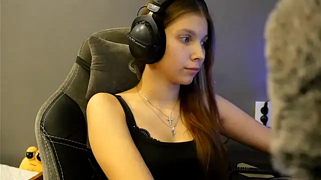 Snapshot of Softixq chatting on December 13, 2025, 7:53 pm Softixq online show from December 13, 2025, 7:53 pm