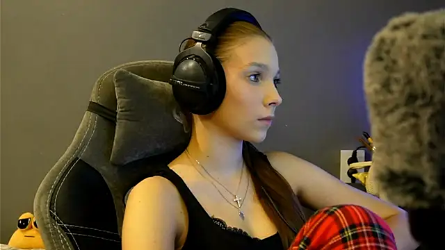 Snapshot of Softixq chatting on December 14, 2025, 3:17 pm Softixq online show from December 14, 2025, 3:17 pm