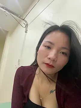 Bee Yellow00 online show from October 31, 2025, 4:35 am