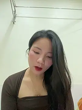 Bee Yellow00 online show from November 20, 2025, 4:56 am