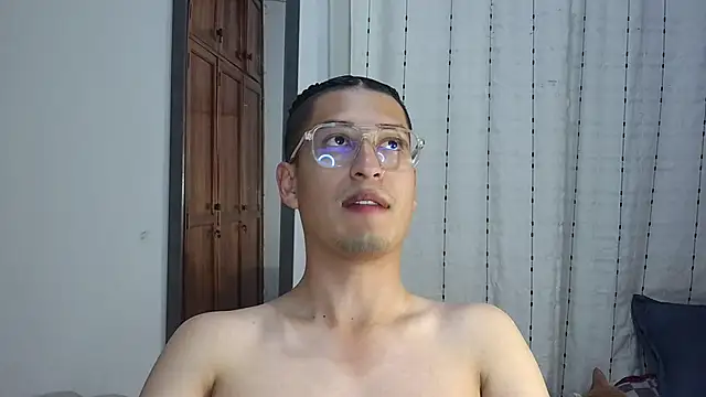 Snapshot of estebaaan___ chatting on October 29, 2025, 4:04 am estebaaan    online show from October 29, 2025, 4:04 am