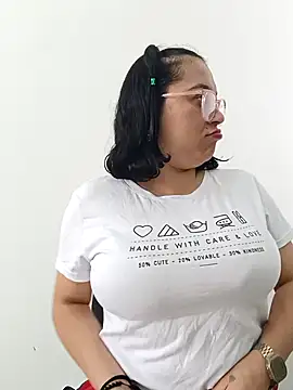 Caroline-17 online show from November 13, 2025, 6:07 pm