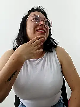 Caroline-17 online show from November 15, 2025, 1:29 pm