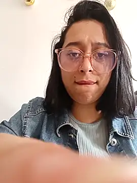 Caroline-17 online show from November 21, 2025, 6:17 pm