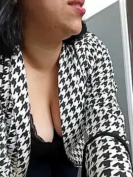 Caroline-17 online show from December 1, 2025, 3:50 pm