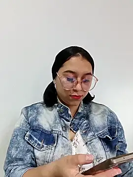 Caroline-17 online show from December 4, 2025, 6:38 pm